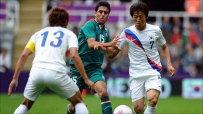 Jacheol Koo, Nestor Vidrio and Bokyung Kim battle for possession