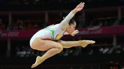 Deng Linlin wins beam gold