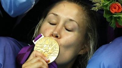 Norwegian handball player kisses gold medal