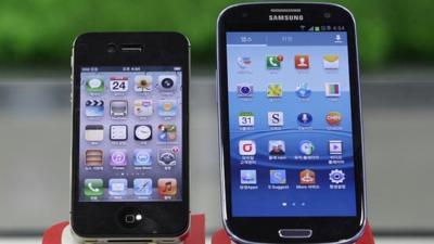 Samsung Electronics Galaxy S III (right) and Apples iPhone 4S are displayed at a mobile phone shop in Seoul