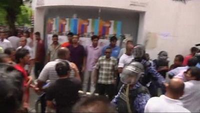 Nasheed supporters clash with riot police