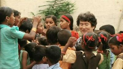 Kim Jae Chang with Indian children