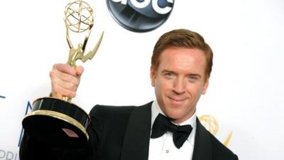 Damian Lewis with his Emmy on 23/09/12