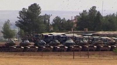 Turkish tanks lined up near Syrian border