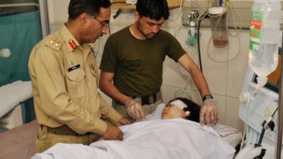 Pakistani army doctors give treatment to injured Malala Yousafzai