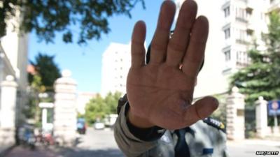 Chinese security guard prevents the taking of photos outside Liu Xiaobo's apartment compound