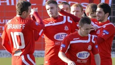 Portadown players celebrate Darren Murray's late penalty against Glentoran