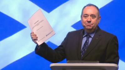 First Minister Alex Salmond holds a copy of the Edinburgh Agreement