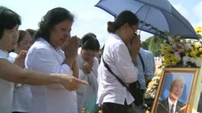 Cambodians pay tribute to former King Norodom Sihanouk