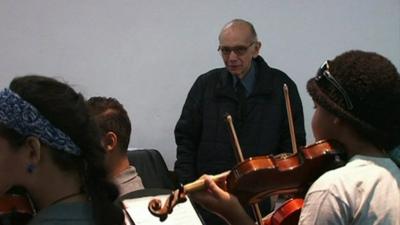 José Antonio Abreu watching young musicians perform