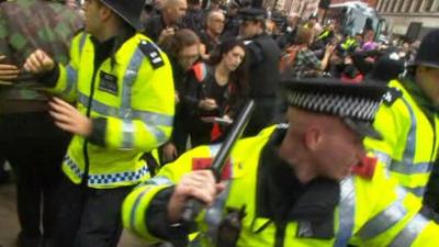 Police scuffles at Oxford Street