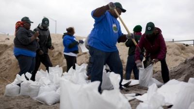 People bag sand for sandbags