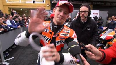 Casey Stoner waves goodbye to MotoGP