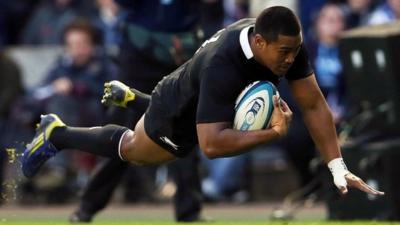 Julian Savea scores for New Zealand