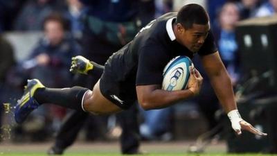 Julian Savea scores for New Zealand