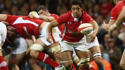 Toby Faletau tries to get his hands on the ball for Wales