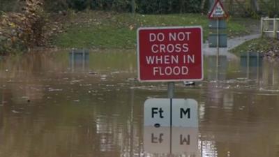 Flooding sign which says "do not cross when in flood"