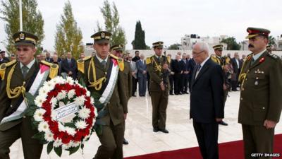 Secretary General of the Palestinian Presidency Tayeb Abdel Rahim places a wreath of flowers at the tomb of Yasser Arafat