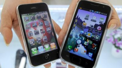 Apple's iPhone 3G (L) and a Samsung Galaxy S mobile phone (R)