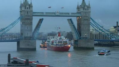 SA Agulhus under Tower Bridge