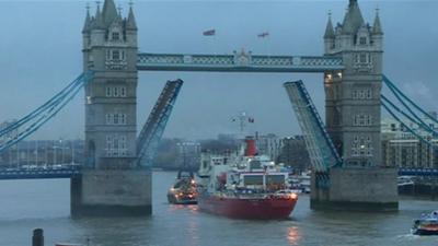 SA Agulhus under Tower Bridge