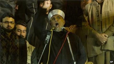 Tahirul Qadri addresses supporters behind a bullet-proof glass at a rally in Islamabad (15 January 2013)