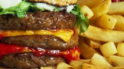 Cheeseburger and chips