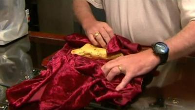 Gold shop owner Cordell Kent presents the gold nugget found in Ballarat, Australia