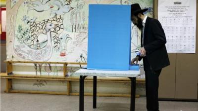 Man casting vote in Israeli election