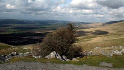 Mynydd Du uwchben Brynaman, Dyffryn Aman