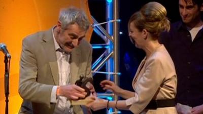 Nic Jones accepting his award from Clare Grogan