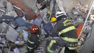 Emergency services in Mexico City at the site of blast in the Pemex tower (31 Jan)