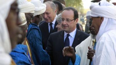 Francois Hollande is greeted by dignitaries in Timbuktu (2 February 2013)