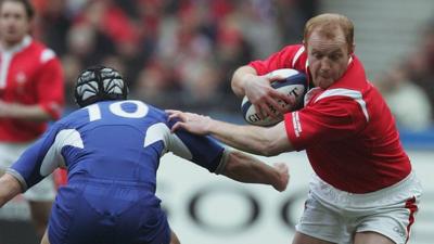 Martyn Williams charges his way past Yann Delaigue on his way to a try in 2005