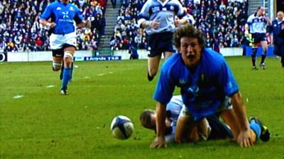 Italy flanker Mauro Bergamasco scores against Scotland in the Six Nations