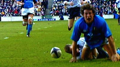 Italy flanker Mauro Bergamasco scores against Scotland in the Six Nations