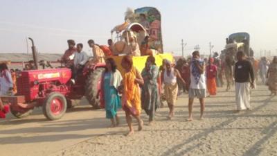 Pilgrims from different sects on road to Sangam