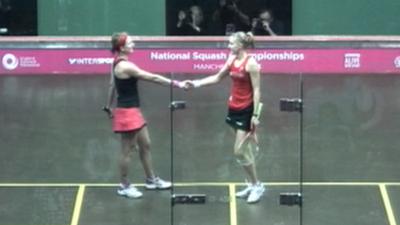 Alison Waters (l) defeats defending champion Laura Massaro