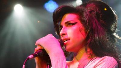 Amy Winehouse performs