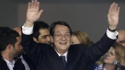 Nicos Anastasiades waves to supporters in Nicosia