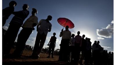 Kenyans queue to vote in heat