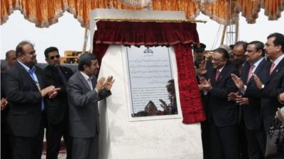 Iran's Mahmoud Ahmadinejad and President Asif Ali Zardari of Pakistan unveil plaque at pipeline inauguration