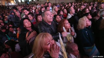 Crowds gather to watch Mass