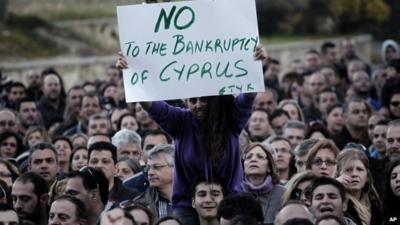 Bank employees protest