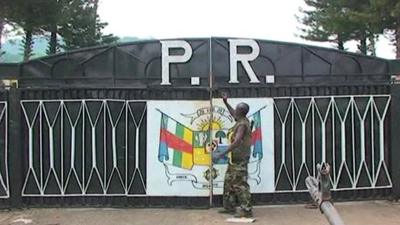 Seleka rebels at the gate of the presidential palace