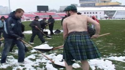 Half-naked Scots clear Serb pitch