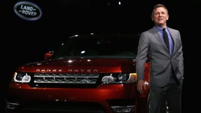 Daniel Craig with the new Range Rover sport