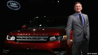 Daniel Craig with the new Range Rover sport