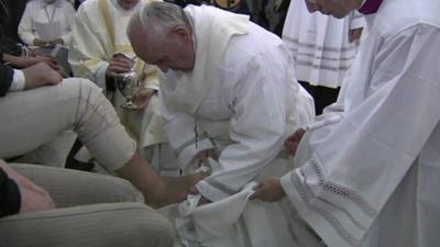 Pope Francis washes prisoners' feet