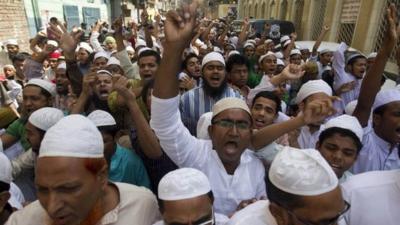 Islamist activists in Dhaka (5 April 2013)